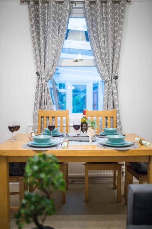 Exclusive Offers L Last-Minute Specials L Parking Free L Double Bed House L Uk L Gaming Room L Komfy 3 Bedroom Cottage With Riverview L Perfect For Short Or Long Stays レディング エクステリア 写真