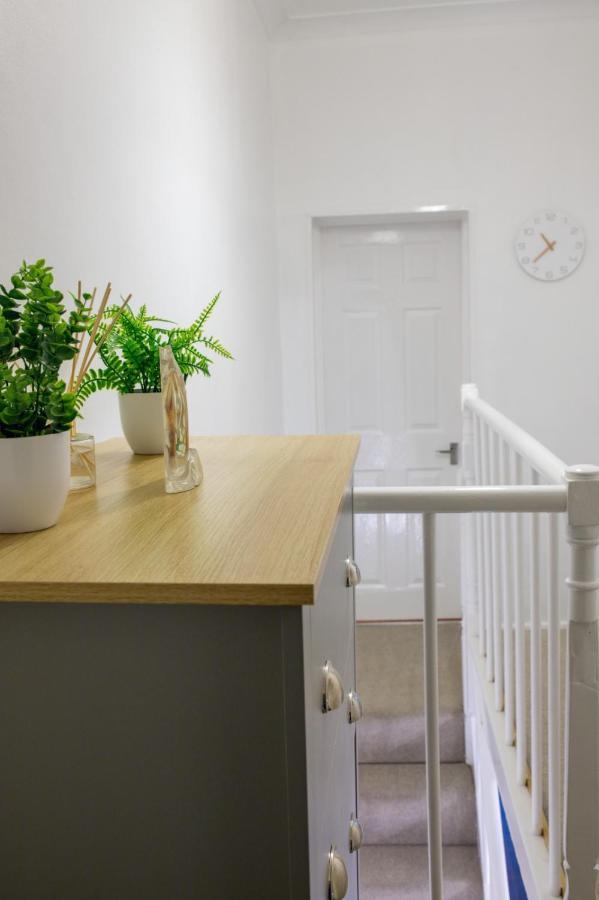 Exclusive Offers L Last-Minute Specials L Parking Free L Double Bed House L Uk L Gaming Room L Komfy 3 Bedroom Cottage With Riverview L Perfect For Short Or Long Stays レディング エクステリア 写真