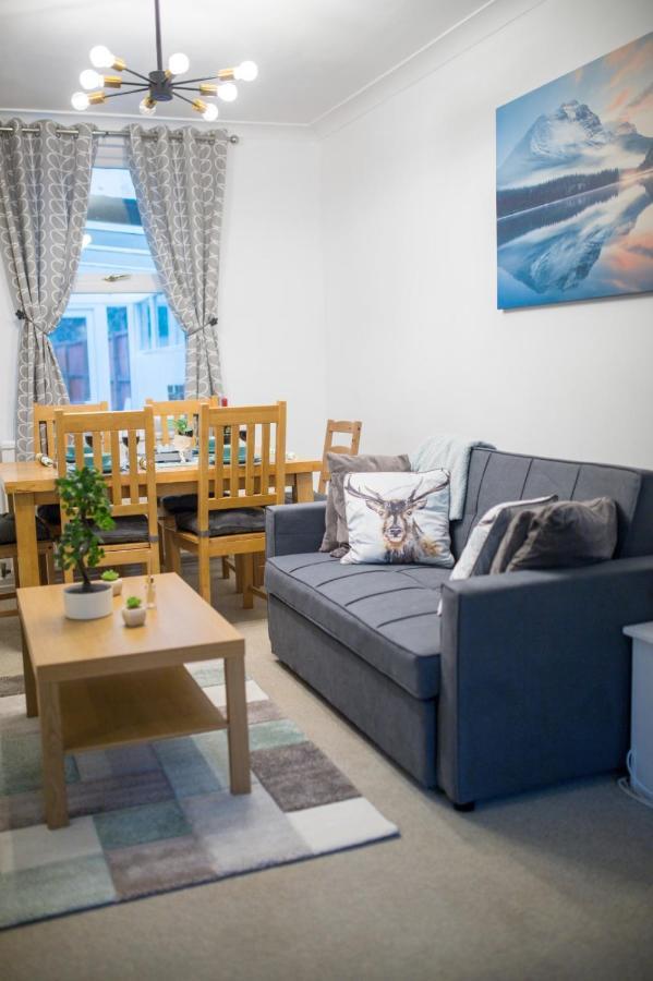 Exclusive Offers L Last-Minute Specials L Parking Free L Double Bed House L Uk L Gaming Room L Komfy 3 Bedroom Cottage With Riverview L Perfect For Short Or Long Stays レディング エクステリア 写真