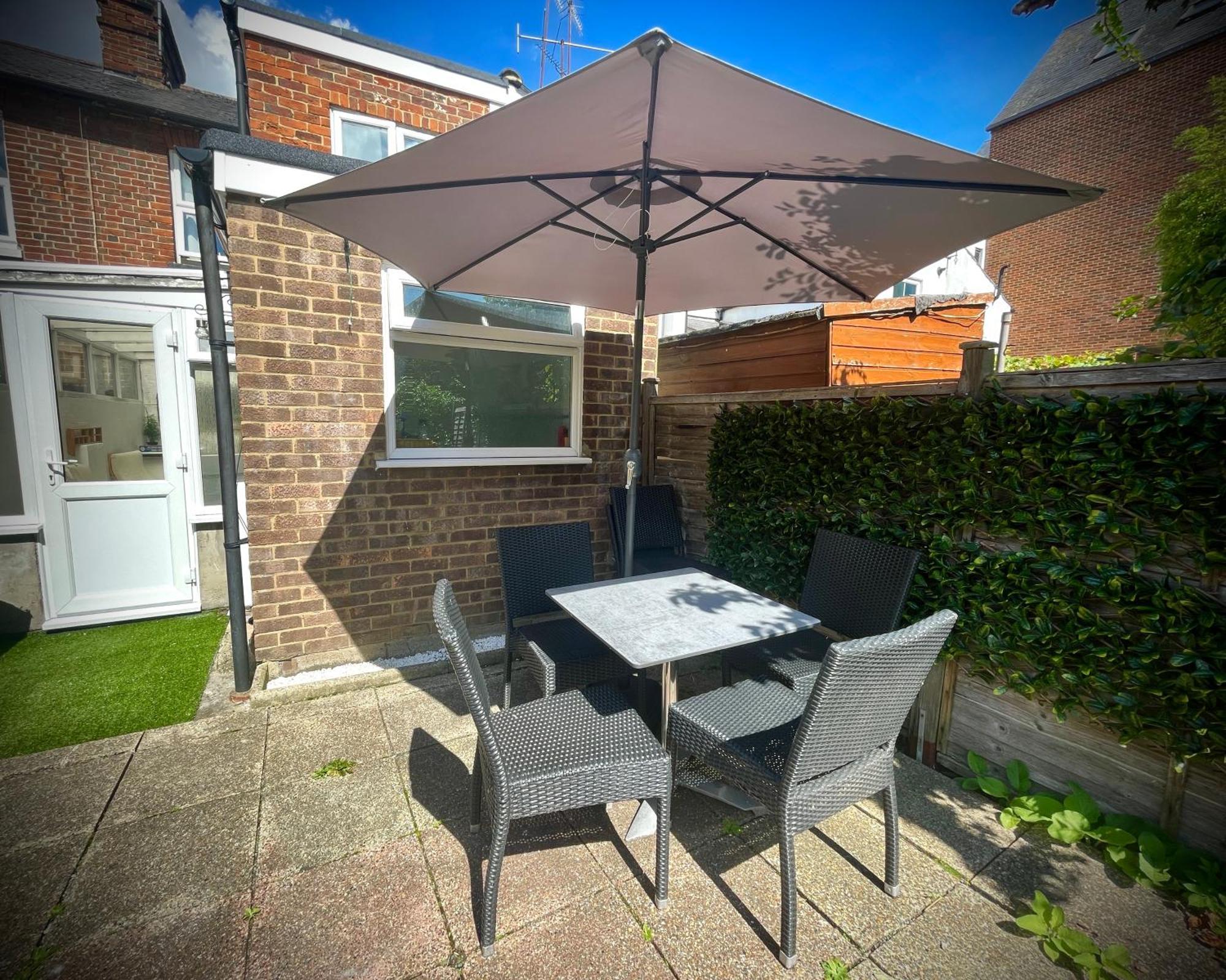 Exclusive Offers L Last-Minute Specials L Parking Free L Double Bed House L Uk L Gaming Room L Komfy 3 Bedroom Cottage With Riverview L Perfect For Short Or Long Stays レディング エクステリア 写真